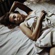 mujer relajada en la cama