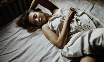 suelo-pelvico-orgasmo-menopausia mujer relajada en la cama