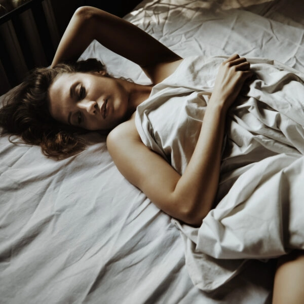 mujer relajada en la cama