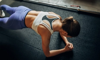 Mujer haciendo ejercicios de fuerza