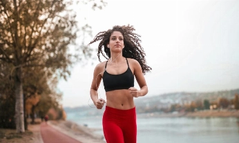 Una mujer joven practicando running, deporte que puede provocar incontinencia urinaria