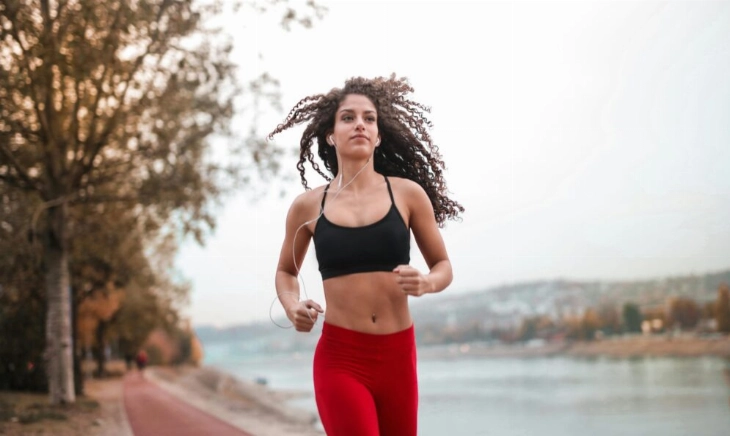 Una mujer joven practicando running, deporte que puede provocar incontinencia urinaria