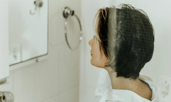 mujer mirándose al espejo por su vello facial