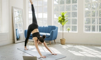 Yoga invertido asanas boca abajo circulación energía equilibrio