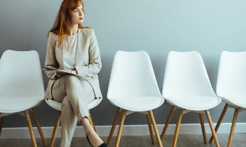 Mujer esperando para realizarse una densitometría
