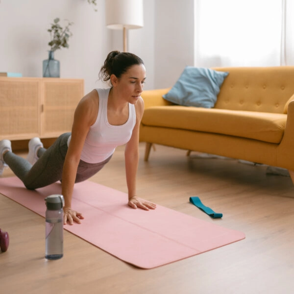 Una mujer practicando ejercicios de movilidad, perfectos para envejecer mejor