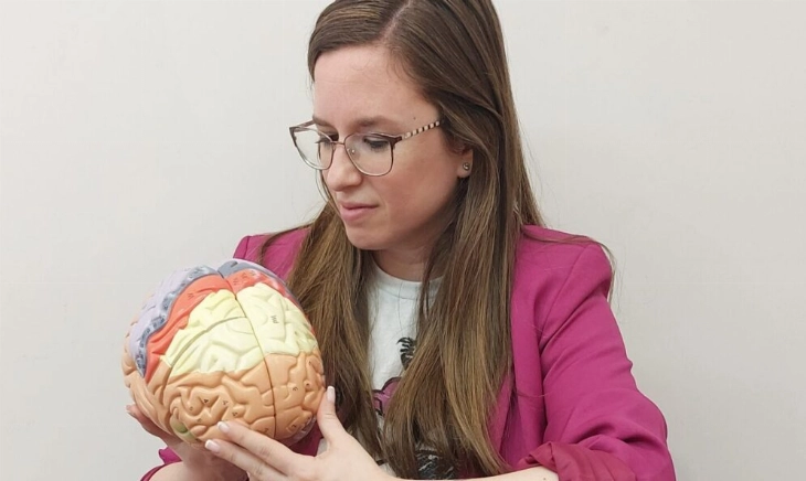 María Couso móvil cerebro pantallas niños y adolescentes