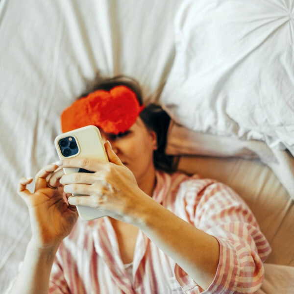 Mirar móvil cama al despertar estrés