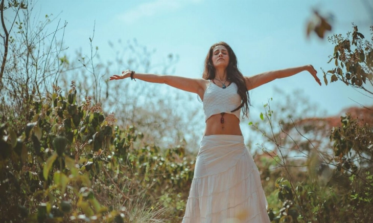 Conectar con tus sensaciones corporales ayuda a reducir los pensamientos negativos y la ansiedad.