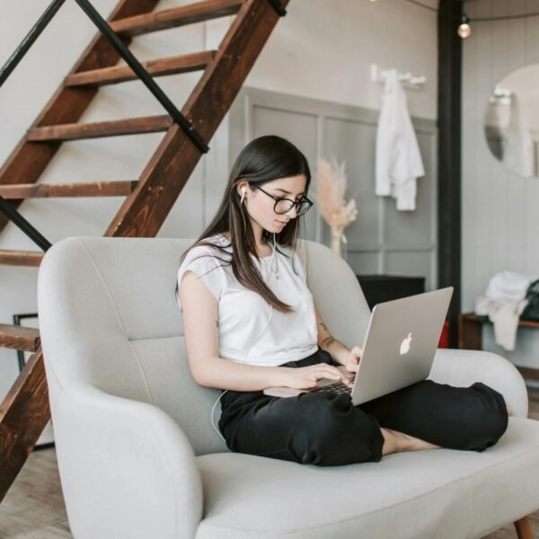 Engancharte a tu trabajo puede aumentar la ansiedad y el estrés. FOTO: Pexels/ ©MART PRODUCTION.