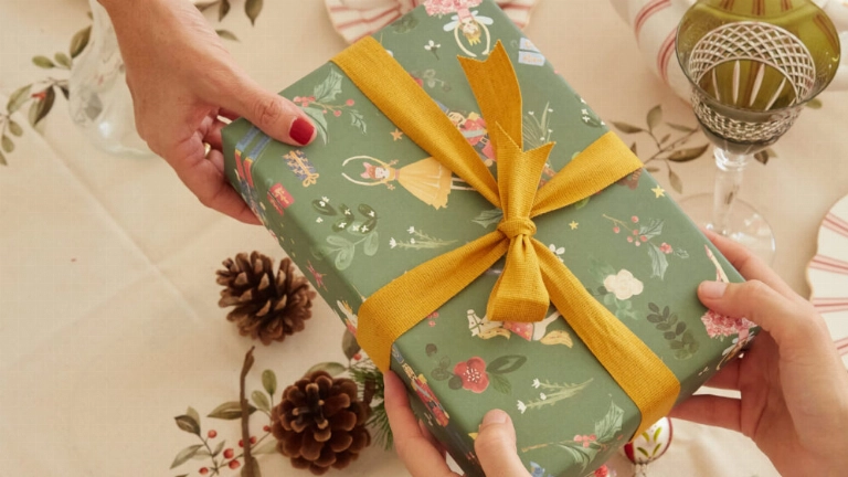 Papel de regalo y etiquetas, de Arte Papel.