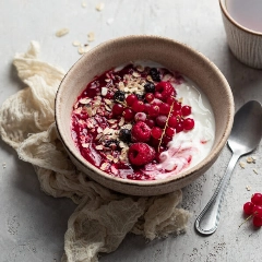 Además de rica en antioxidantes, la aronia negra es baja en calorías y aporta una alta concentración de fibra, vitaminas A, C, E y K, manganeso, ácido fólico y hierro. FOTO: Getty Images.