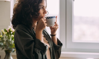 Una mujer toma una infusión, permitida para no romper el ayuno intermitente