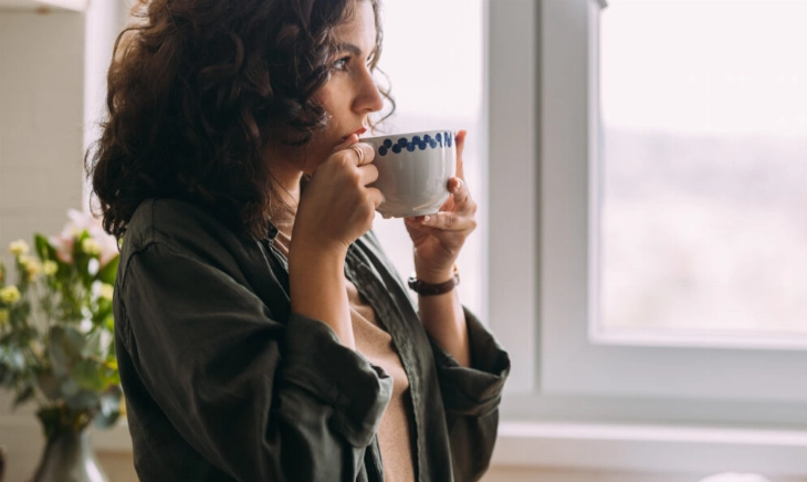 Una mujer toma una infusión, permitida para no romper el ayuno intermitente