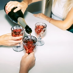 Por mucho que se defienda en las redes sociales, el alcohol no evitará que enfermes por comer algo en mal estado. FOTO: Getty Images.