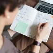 Una mujer haciendo listas de tareas