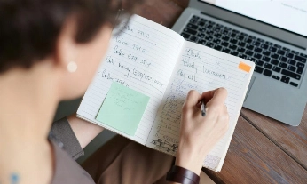 Una mujer haciendo listas de tareas
