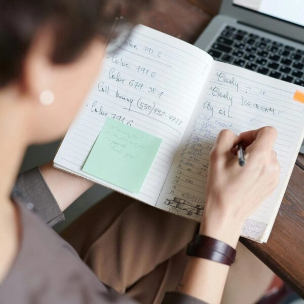 Una mujer haciendo listas de tareas