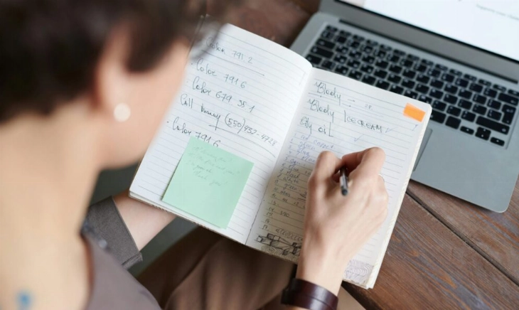 Una mujer haciendo listas de tareas