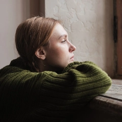 Las expectativas demasiado altas e irreales que finalmente no se cumplen son una las causas que pueden provocar que en Navidad nos sentamos más triste. FOTO: Getty Images.