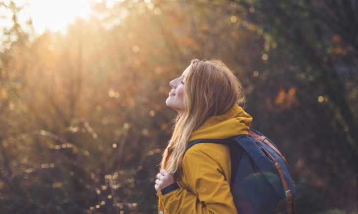 Una mujer joven disfruta del contacto con la naturaleza