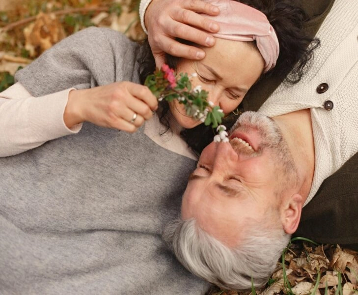 pareja-senior-abrazada
