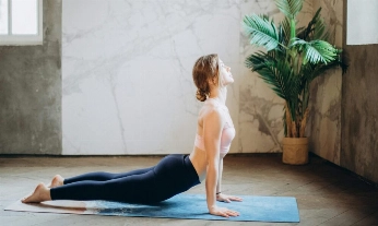 Mujer practicando yoga en menopausia