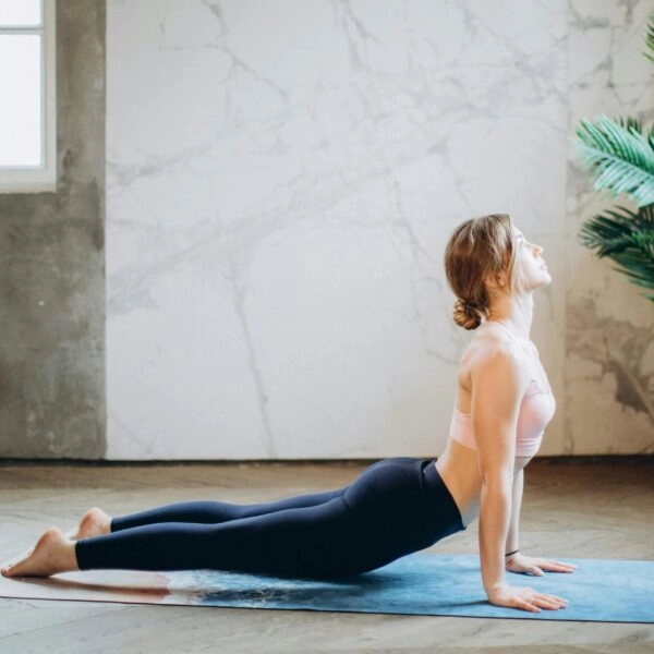 Mujer practicando yoga en menopausia