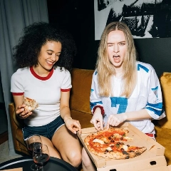 Saltarte tus horarios de comidas cuando llega el fin de semana no le hace ningún bien a tu estómago ni a tu salud. FOTO: Pexels.