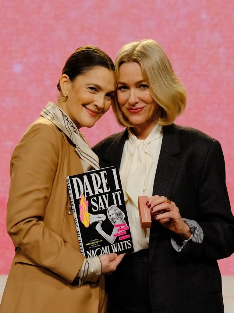 Naomi Watts y Drew Barrymore han hablado de menopausia y contra el menowashing