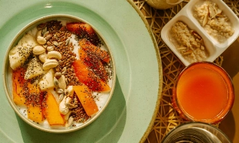 Un plato con algunas de las mejores semillas para tomar en menopausia