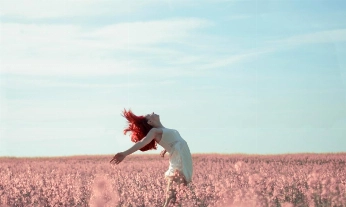 mujer-feliz-campo