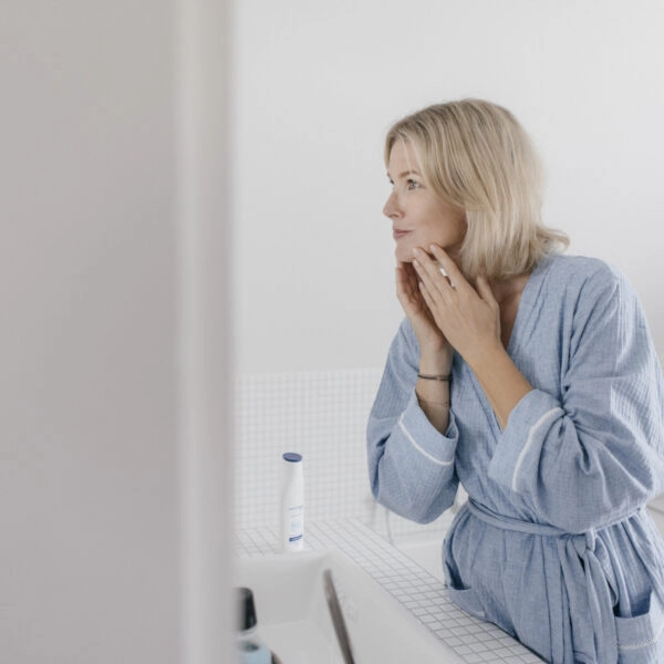 Mujer observando si tiene la piel amarilla
