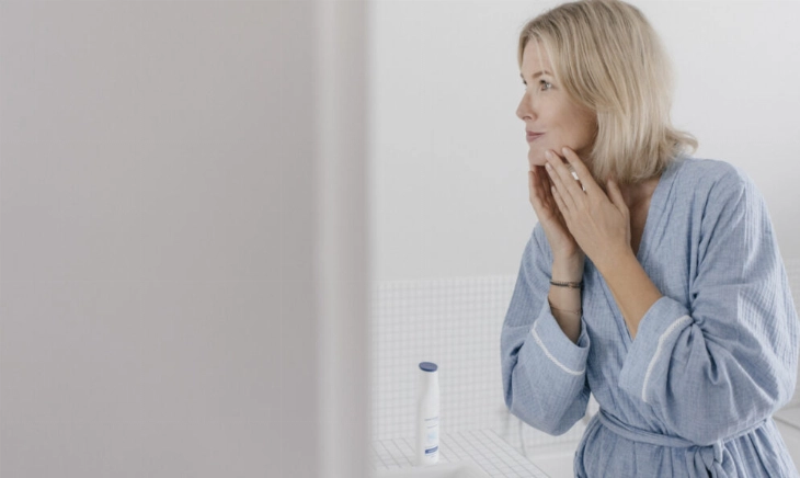 Mujer observando si tiene la piel amarilla