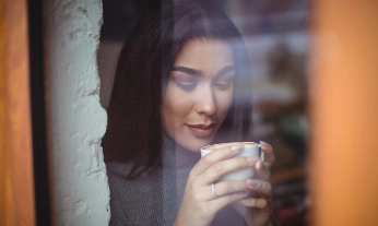 mujer-taza-café