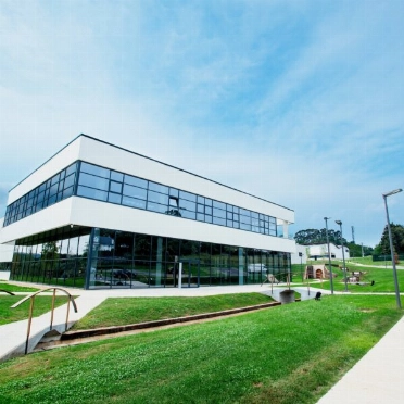 El centro de producción e I+D de Cantabria Labs, en La Concha, está integrado en un entorno natural único. Foto: D.R. 