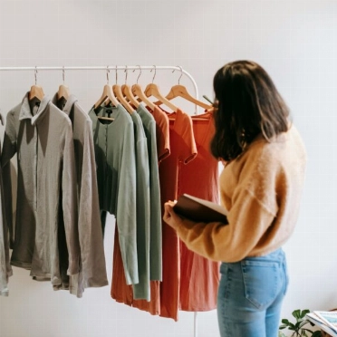 Comprar de forma más sostenible comienza cambiando nuestra mentalidad. FOTO: Pexels.