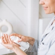 Una mujer prueba una crema con estrógenos en las manos