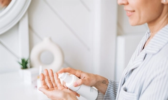 Una mujer prueba una crema con estrógenos en las manos