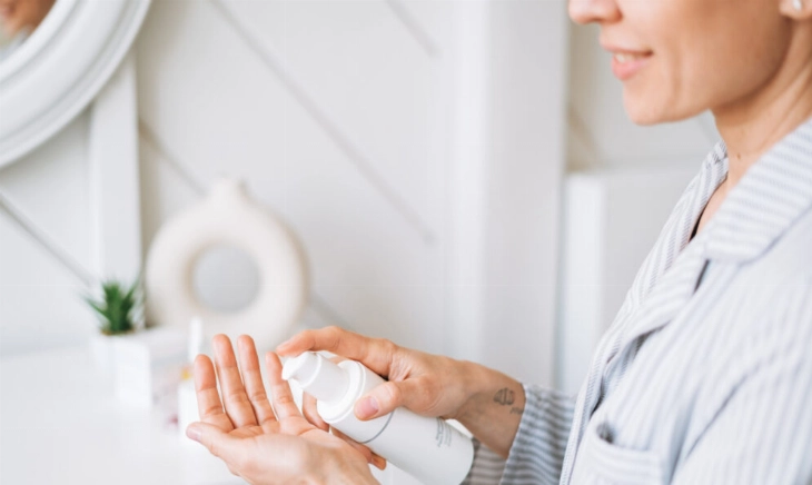 Una mujer prueba una crema con estrógenos en las manos