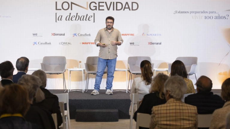 El biólogo molecular Manuel Collado abrió la jornada con su ponencia La ciencia de vivir 100 años. FOTO: Chus García. 