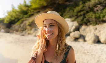 Mujer fotoproteccion cantabria labs Una chica aplicándose protección solar