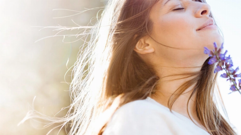 Mujer respira hondo y feliz. Esta bacteria está demostrando su potencial a la hora de mejorar tu salud. FOTO: Freepik.