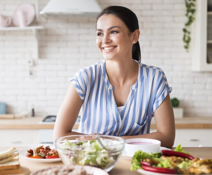 mujer-feliz-en-vista-frontal-de-la-cocina