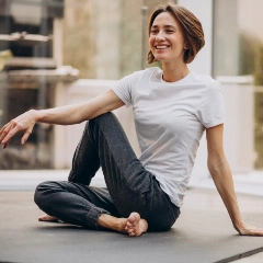 Mantenernos flexibles nos ayuda a prevenir caídas y ser más independientes en la vejez. FOTO: Freepik.