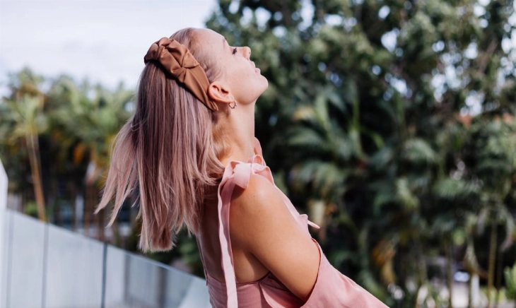 Mujer respira de forma tranquila como ejemplo de cómo hacerlo para ejercitar tu memoria