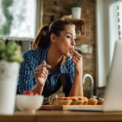 Comer con prisas, frente al ordenador, no te alimenta. FOTO: Freepik.