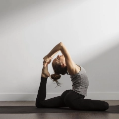 Esta disciplina milenaria tiene beneficios para la flexibilidad, la calma mental y el equilibrio. FOTO: Freepik.