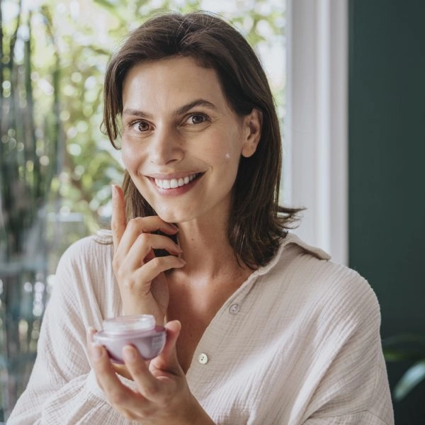 Una mujer combatiendo la flacidez con una crema