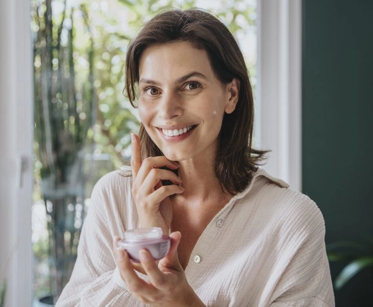 Mujer menopausia crema flacidez Una mujer combatiendo la flacidez con una crema
